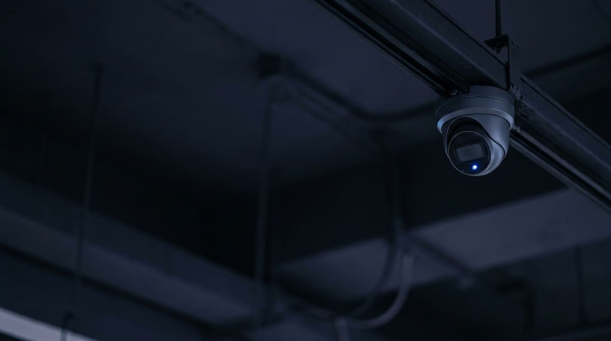 Cámara domo de seguridad sobre fondo oscuro